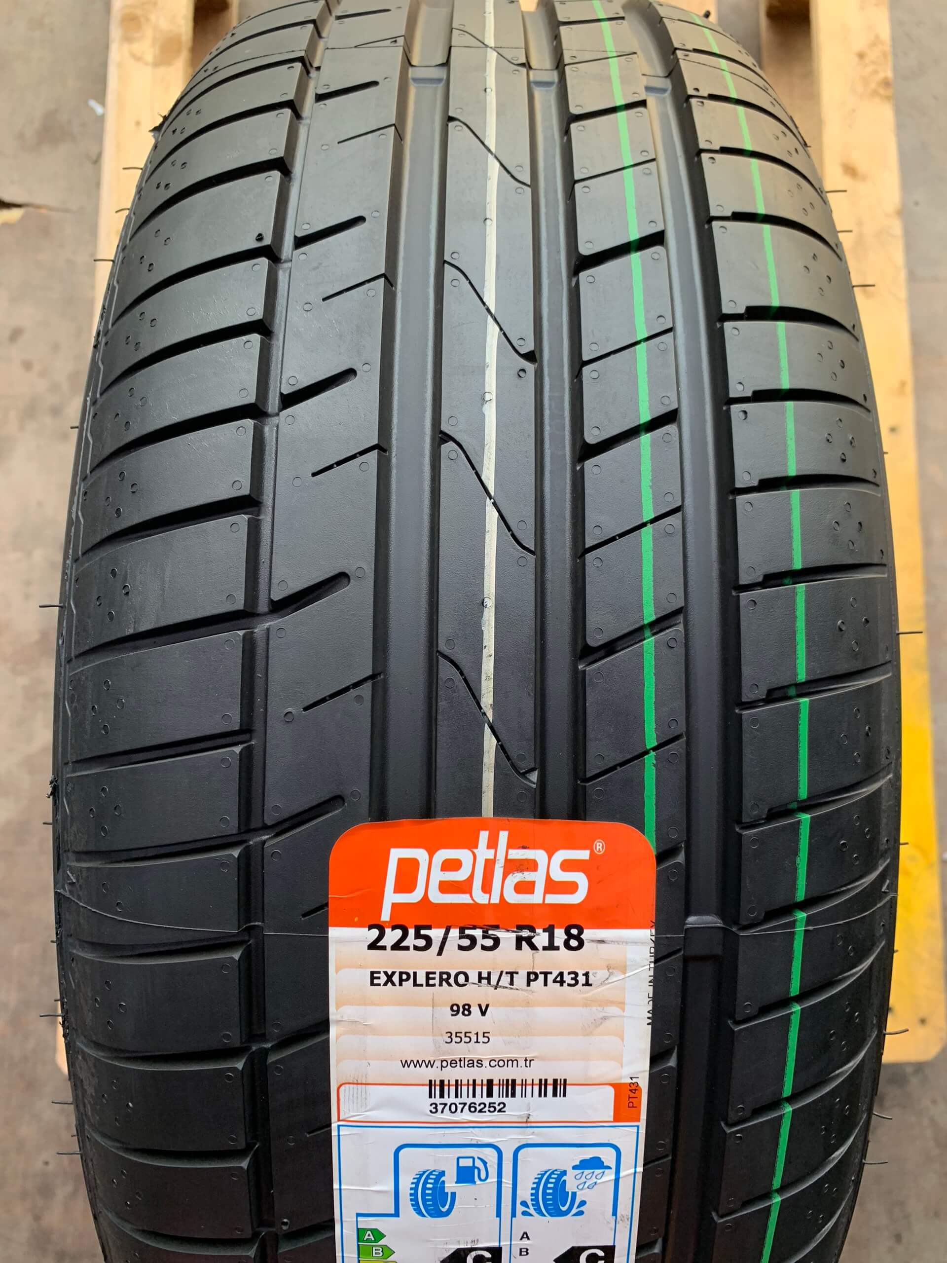 225-55 R18